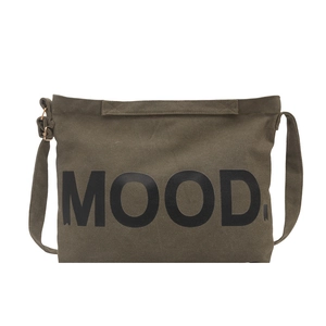Borsa a tracolla in tela verde militare con scritta MOOD e tracolla regolabile su fondo bianco