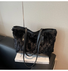 Détail du sac cabas en fausse fourrure avec poignées en cuir et rivets métalliques