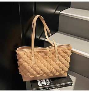 Détail du sac cabas marron clair avec texture pelucheuse 3D et matériau lisse