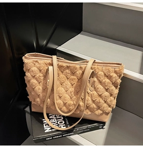 Détail du sac cabas tendance avec motifs d'écailles en peluche 3D et sangles lisses