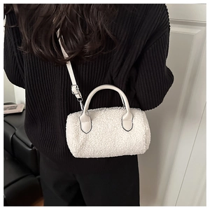 Dettaglio mini borsa boston in peluche bianca con manico tondo e finiture argento