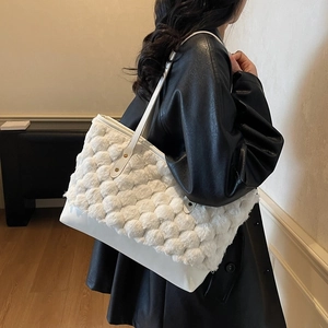 Sac fourre-tout chic en peluche blanche avec anses en cuir pour la mode hiver 2025