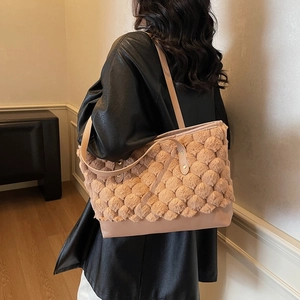 Sac fourre-tout élégant en peluche tissée camel pour femmes avec détails en cuir d'hiver