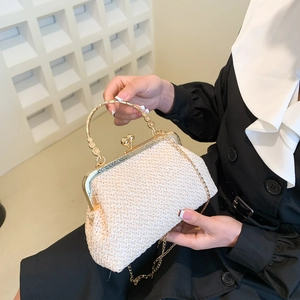 Modische beige handgewebte Stroh-Umhängetasche mit goldenen Details und Metallgriff