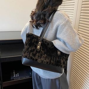 Grand sac cabas noir en fausse fourrure texturée et cuir, style élégant pour l'hiver