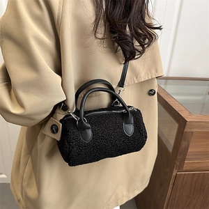 Mini borsa a tracolla in peluche nera da donna con trama in lana di agnello e manico