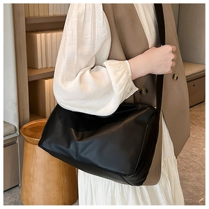 Dettaglio della grande borsa tote in morbida pelle nera indossata per il look quotidiano