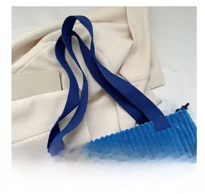 Dettaglio ravvicinato della borsa tote in velluto a coste blu con manico in tessuto