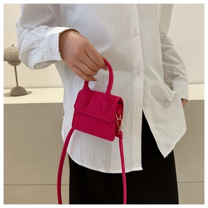 Mini vierkante tas van vilt in felle roze kleur met steenpatroon gedragen door model