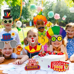 Enfants utilisant des accessoires photo sur le thème du cirque lors d'un anniversaire