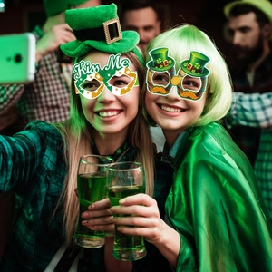 St. Patrick's Day Partybrillen-Set mit Kleeblatt-Designs für festliche Fotos