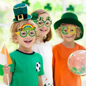 St. Patricks Day Party Brillen und grüne Hüte Set getragen von Kindern bei der Feier