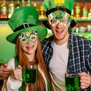St. Patrick's Day Party-Requisiten mit grünen Kleeblatt-Hüten und kreativen Brillen