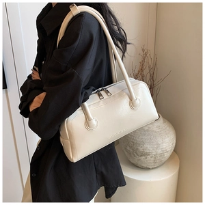 Detail of cream PU leather shoulder bag with SHIYUBAG logo and double zipper closure