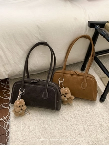 Détails de sacs à bandoulière en daim vintage avec surpiqûres et breloques ours en peluche