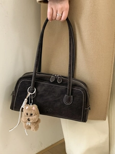 Sac à épaule vintage marron foncé en cuir mat avec breloque peluche pour femme