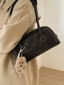 Sac bandoulière rétro marron foncé en cuir avec surpiqûres et breloque peluche