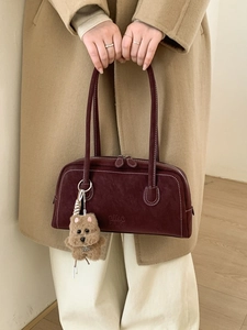 Sac à épaule rétro bordeaux en daim avec coutures contrastées et charme en peluche