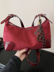 Borsa a tracolla retrò in pelle scamosciata bordeaux con grandi anelli d'argento
