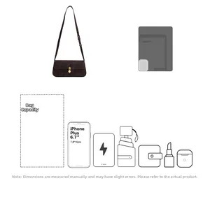 Détail de la capacité intérieure du sac avec téléphone et objets quotidiens