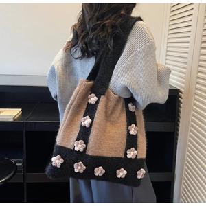 Détail du sac à bandoulière tricoté avec couleurs contrastées et fleurs au crochet 3D
