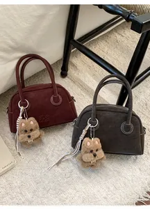 Borse Boston retrò in camoscio bordeaux e grigio con cuciture a contrasto e ciondoli a cane