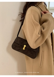 Sac à bandoulière rétro minimaliste marron foncé avec boucle en U dorée et texture suède