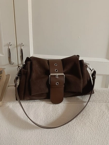 Sac hobo rétro en daim marron foncé avec boucle en cuir et finitions argentées
