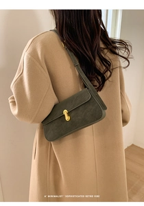 Sac sous le bras en daim vert olive foncé avec élégant fermoir rotatif en métal doré