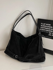 Minimalistische schwarze Wildleder-Einkaufstasche mit Kontrastnähten und langem Schultergurt