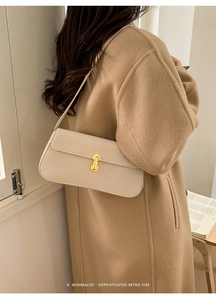 Vue détaillée du sac porté épaule beige en PU avec fermoir doré sur un mannequin femme
