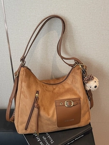 Sac Fourre-tout en Suède de Grande Capacité pour Femmes Minimaliste Urbain Sac à Bandoulière Souple Avec Pendentif en Peluche Sac à Main Décontracté