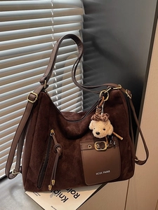 Grand sac cabas en daim marron foncé avec breloque léopard et détails zippés élégants