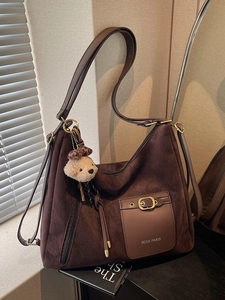 Sac fourre-tout en daim marron avec poche en cuir et charme d'ours pour le quotidien