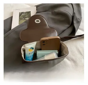 Détails sur la capacité interne du petit sac boîte vintage en cuir marron