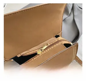 Detailaufnahme der braunen Boston-Tasche mit Goldreißverschluss und Metallverschluss