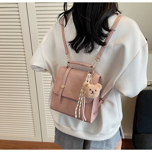 Zaino in ecopelle rosa con motivo a coccodrillo e ciondolo a forma di orsetto