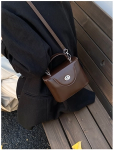 Sac bandoulière vintage marron foncé mat avec fermoir rotatif argenté et poignée chic