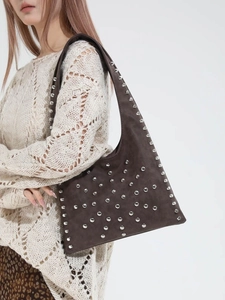 Sac hobo chic gris foncé surdimensionné avec rivets argentés et bandoulière intégrée