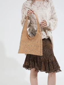 Sac hobo en daim marron avec rivets argentés et design à grande bandoulière