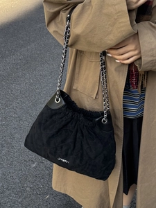 Borsa a secchiello trapuntata in camoscio nero con catena e chiusura a coulisse