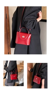 Détails d'un sac à main rouge vintage avec fermoir rotatif argenté et bandoulière réglable