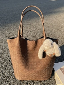 Women Retro Woven Tote Bag Large Capacity PU Leather Shoulder Bag With Plush Rabbit Charm Fashion Commuting Handbag