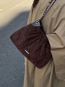 Borsa a secchiello in camoscio trapuntato marrone con catena d'argento vista da dietro
