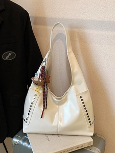 Vintage Large Capacity PU Leather Tote Bag For Women Shiny Rivet Shoulder Bag With Bear Charm Commuting Crossbody Bag