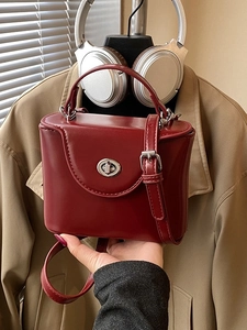Petit sac à main vintage bordeaux avec fermoir rotatif argenté et bandoulière femme