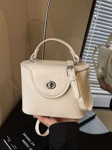 Sac boîte vintage blanc crème avec fermoir rotatif argenté et bandoulière réglable