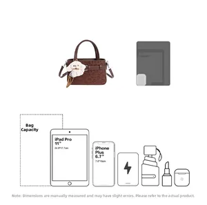 Détail de sac léopard montrant la capacité pour iPad 11 pouces et objets quotidiens