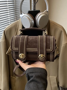 Borsa a Mano Vintage Boston da Donna in Pelle PU Opaca Con Borchie Borsa a Tracolla Cilindrica Con Chiusura a Girello in Metallo