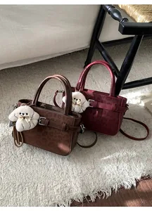 Détails des sacs à main d'hiver gaufrés léopard en marron et bordeaux avec breloque peluche